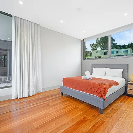 Putney Brand New Luxury House Pool & Waterview-3