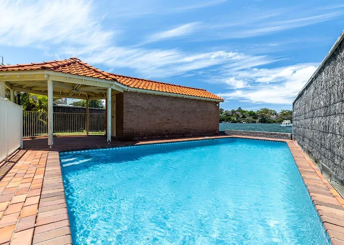 Stunning Waterfront Townhouse With Shared Swimpool, Harbour View And Free P Villa Sydney